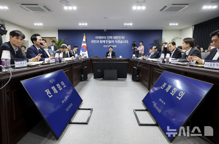 [서울=뉴시스] 김명원 기자 = 이한주 국정기획위원회 위원장이 지난달 30일 오후 서울 종로구 정부서울청사 별관 국정기획위원회에서 열린 전체회의에서 모두발언을 하고 있다. (공동취재) 2025.06.30. photo@newsis.com