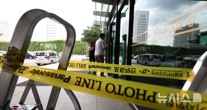 [서울=뉴시스] 김선웅 기자 =  '12·3 비상계엄' 관련 내란·외환 사건을 수사하는 조은석 특별검사팀이 오는 7월 1일 윤석열 전 대통령에 대한 2차 소환조사를 통보한 가운데 30일 내란특검 사무실이 위치한 서울 서초구 서울고등검찰청에서 관계자들이 오가고 있다.  윤 전 대통령 측은 방어권 보장 등을 이유로 7월 3일 이후로 조사를 연기해달라고 요청했으나 특검은 별도 일정 변경 사유는 없다는 입장을 고수하고 있다. 특검은 윤 전 대통령이 정당한 사유없이 조사에 불응할 경우 체포영장 청구 등 형사소송법상 강제 절차를 밟겠다는 입장을 전했다. 2025.06.30. mangusta@newsis.com