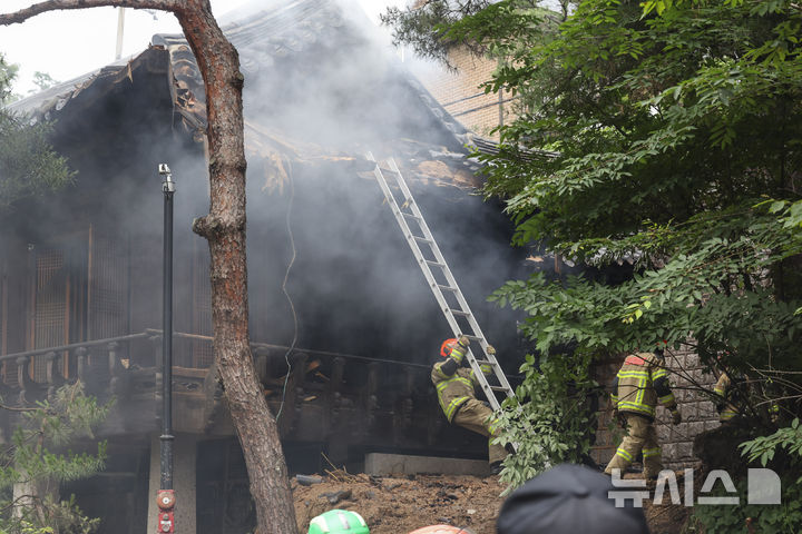 [서울=뉴시스] 조성우 기자 = 30일 오후 서울 성북구에 위치한 문화유산 성북동 별서 내 송석정에서 화재가 발생해 소방대원들이 진화 작업을 하고 있다. 2025.06.30. xconfind@newsis.com