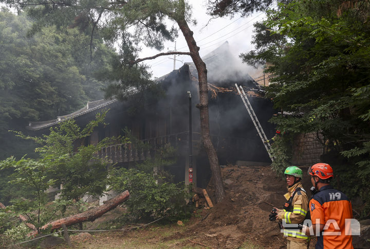 [서울=뉴시스] 조성우 기자 = 30일 오후 서울 성북구에 위치한 문화유산 성북동 별서 내 송석정에서 화재가 발생해 소방대원들이 진화 작업을 하고 있다. 2025.06.30. xconfind@newsis.com