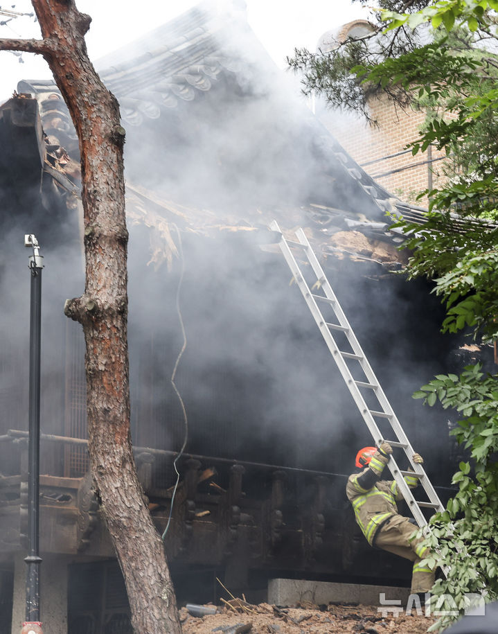 [서울=뉴시스] 조성우 기자 = 30일 오후 서울 성북구에 위치한 문화유산 성북동 별서 내 송석정에서 화재가 발생해 소방대원들이 진화 작업을 하고 있다. 2025.06.30. xconfind@newsis.com