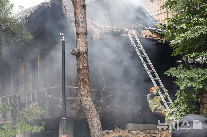 [서울=뉴시스] 조성우 기자 = 30일 오후 서울 성북구에 위치한 문화유산 성북동 별서 내 송석정에서 화재가 발생해 소방대원들이 진화 작업을 하고 있다. 2025.06.30. xconfind@newsis.com