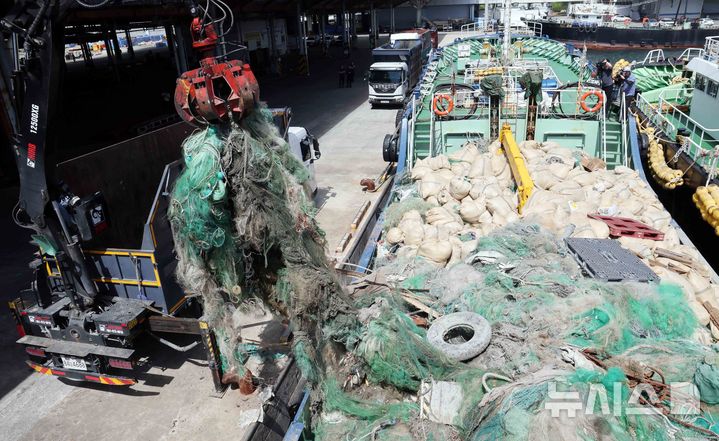  [부산=뉴시스] 하경민 기자 = 대형기선저인망수협이 30일 부산 서구 부산수산물공판장에서 중장비를 동원해 제주 근해서 수거한 해저 쓰레기를 운반선에서 하역하고 있다. 대형기선저인망수협과 해양수산부, 해양환경공단, 여수대형트롤생산자협회 등은 지난 21일부터 이날까지 대형트롤선 등 선박 14척을 동원해 제주 근해 해저 바닥에 쌓여있던 폐그물, 어구 등 해양쓰레기 60t 상당을 수거했다. 뉴시스 자료사진. 2025.06.30. yulnetphoto@newsis.com