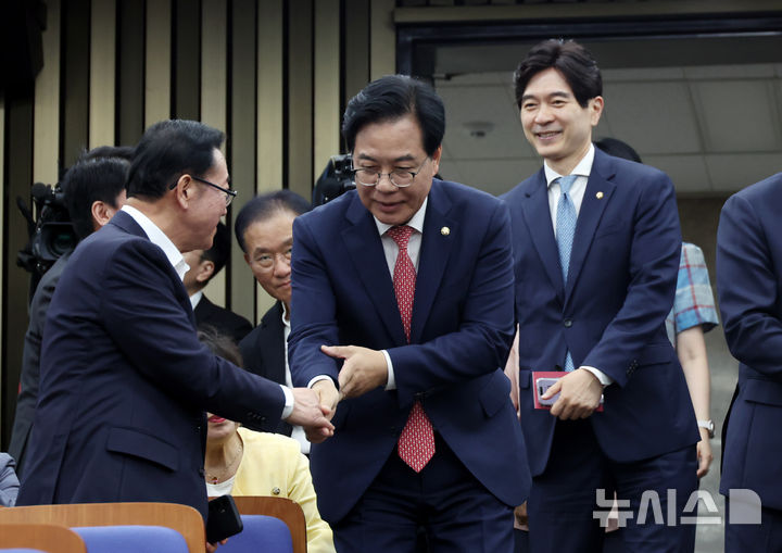 [서울=뉴시스] 고승민 기자 = 송언석 국민의힘 원내대표가 30일 서울 여의도 국회에서 열린 의원총회에서 의원들과 인사하고 있다. 2025.06.30. kkssmm99@newsis.com