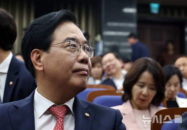 [서울=뉴시스] 고승민 기자 = 송언석 국민의힘 원내대표가 30일 서울 여의도 국회에서 열린 의원총회에서 생각에 잠겨 있다. 2025.06.30. kkssmm99@newsis.com