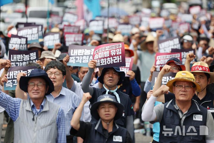 [서울=뉴시스] 김진아 기자 = 국민과 함께하는 농민의길을 비롯한 참석자들이 30일 서울 용산구 대통령실 인근에서 열린 '송미령 농림축산식품부 장관 유임 철회, 내란농정 즉각 청산, 1차 전국농민결의대회'에서 구호를 외치고 있다. 2025.06.30. bluesoda@newsis.com