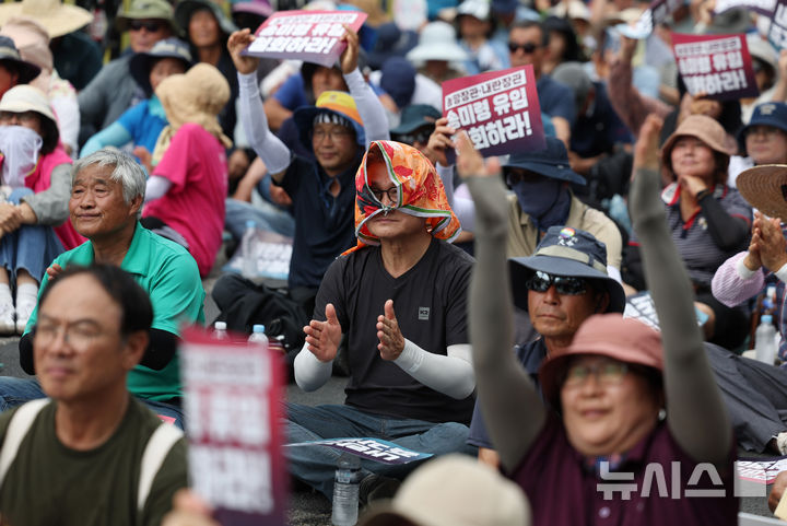 [서울=뉴시스] 김진아 기자 = 국민과 함께하는 농민의길을 비롯한 참석자들이 30일 서울 용산구 대통령실 인근에서 열린 '송미령 농림축산식품부 장관 유임 철회, 내란농정 즉각 청산, 1차 전국농민결의대회'에서 구호를 외치고 있다. 2025.06.30. bluesoda@newsis.com