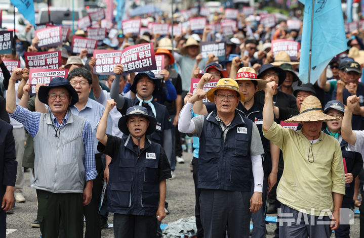 [서울=뉴시스] 김진아 기자 = 국민과 함께하는 농민의길을 비롯한 참석자들이 30일 서울 용산구 대통령실 인근에서 열린 '송미령 농림축산식품부 장관 유임 철회, 내란농정 즉각 청산, 1차 전국농민결의대회'에서 구호를 외치고 있다. 2025.06.30. bluesoda@newsis.com
