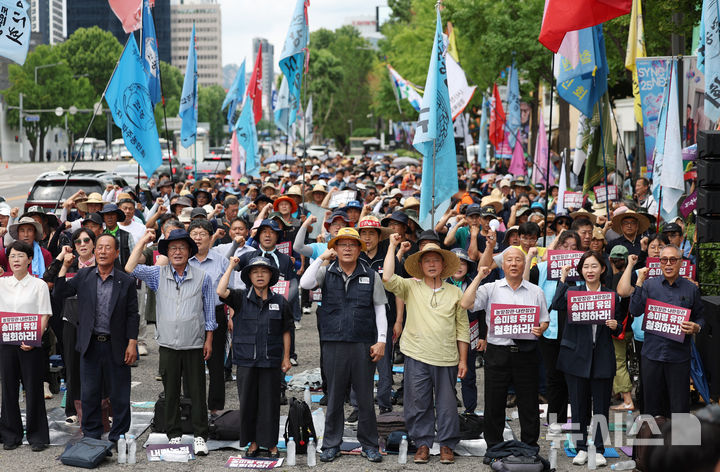 [서울=뉴시스] 김진아 기자 = 국민과 함께하는 농민의길을 비롯한 참석자들이 30일 서울 용산구 대통령실 인근에서 열린 '송미령 농림축산식품부 장관 유임 철회, 내란농정 즉각 청산, 1차 전국농민결의대회'에서 구호를 외치고 있다. 2025.06.30. bluesoda@newsis.com