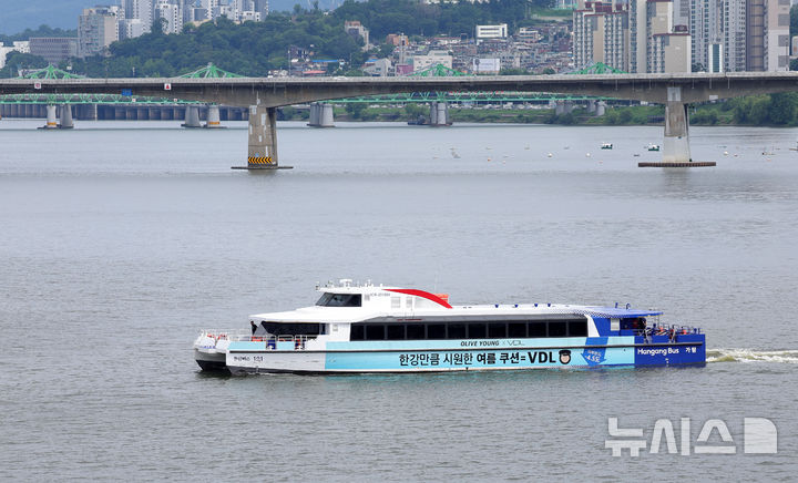 [서울=뉴시스] 홍효식 기자 = 서울시 한강버스가 시민 체험 시범 운항을 하루 앞둔 30일 서울 여의도 한강을 지나가고 있다.&nbsp; 내일부터 진행하는 시민 체험 탑승은 매주 화·목·토요일에 운항한다. 7월 화·목에는 오후 2시와 저녁 7시 각 1회씩 여의도-잠실 방면으로 운행하며, 토요일에는 오후 2시 같은 방면으로 1회 편도로 한강을 거슬러 오른다. 2025.06.30. yesphoto@newsis.com