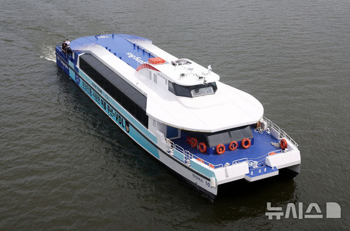 [서울=뉴시스] 홍효식 기자 = 서울시 한강버스가 시민 체험 시범 운항을 하루 앞둔 30일 서울 여의도 한강을 지나가고 있다.&nbsp; 내일부터 진행하는 시민 체험 탑승은 매주 화·목·토요일에 운항한다. 7월 화·목에는 오후 2시와 저녁 7시 각 1회씩 여의도-잠실 방면으로 운행하며, 토요일에는 오후 2시 같은 방면으로 1회 편도로 한강을 거슬러 오른다. 2025.06.30. yesphoto@newsis.com