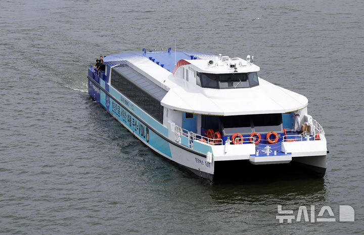 [서울=뉴시스] 홍효식 기자 = 서울시 한강버스가 시민 체험 시범 운항을 하루 앞둔 30일 서울 여의도 한강을 지나가고 있다.&nbsp; 내일부터 진행하는 시민 체험 탑승은 매주 화·목·토요일에 운항한다. 7월 화·목에는 오후 2시와 저녁 7시 각 1회씩 여의도-잠실 방면으로 운행하며, 토요일에는 오후 2시 같은 방면으로 1회 편도로 한강을 거슬러 오른다. 2025.06.30. yesphoto@newsis.com