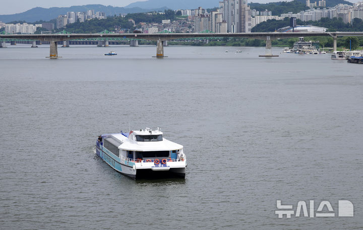 [서울=뉴시스] 홍효식 기자 = 서울시 한강버스가 시민 체험 시범 운항을 하루 앞둔 30일 서울 여의도 한강을 지나가고 있다.&nbsp; 내일부터 진행하는 시민 체험 탑승은 매주 화·목·토요일에 운항한다. 7월 화·목에는 오후 2시와 저녁 7시 각 1회씩 여의도-잠실 방면으로 운행하며, 토요일에는 오후 2시 같은 방면으로 1회 편도로 한강을 거슬러 오른다. 2025.06.30. yesphoto@newsis.com