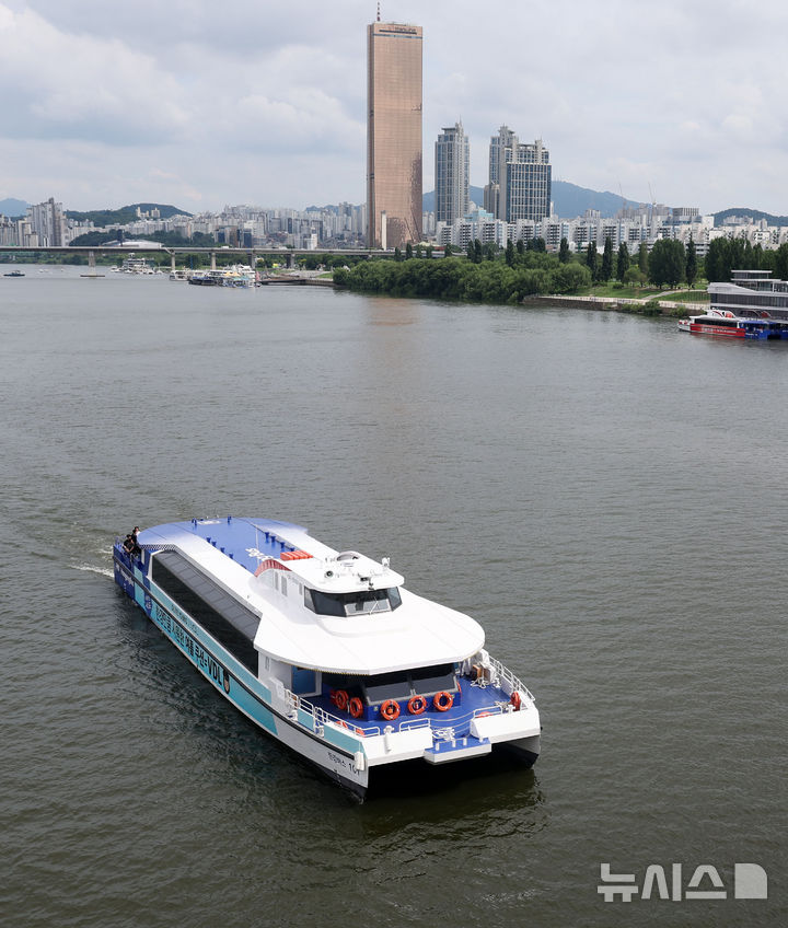 [서울=뉴시스] 홍효식 기자 = 서울시 한강버스가 시민 체험 시범 운항을 하루 앞둔 30일 서울 여의도 한강을 지나가고 있다.&nbsp; 내일부터 진행하는 시민 체험 탑승은 매주 화·목·토요일에 운항한다. 7월 화·목에는 오후 2시와 저녁 7시 각 1회씩 여의도-잠실 방면으로 운행하며, 토요일에는 오후 2시 같은 방면으로 1회 편도로 한강을 거슬러 오른다. 2025.06.30. yesphoto@newsis.com