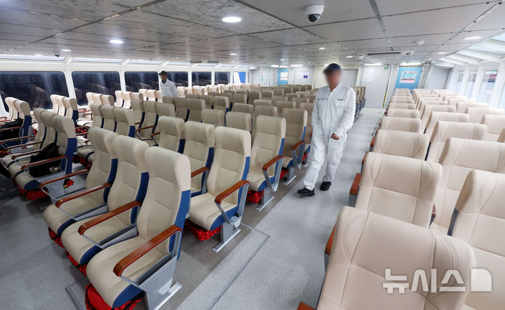 [서울=뉴시스] 홍효식 기자 = 서울시 한강버스가 시민 체험 시범 운항을 하루 앞둔 30일 한강버스 좌석 모습.&nbsp; 내일부터 진행하는 시민 체험 탑승은 매주 화·목·토요일에 운항한다. 7월 화·목에는 오후 2시와 저녁 7시 각 1회씩 여의도-잠실 방면으로 운행하며, 토요일에는 오후 2시 같은 방면으로 1회 편도로 한강을 거슬러 오른다. 2025.06.30. yesphoto@newsis.com