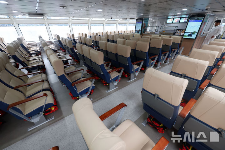 [서울=뉴시스] 홍효식 기자 = 서울시 한강버스가 시민 체험 시범 운항을 하루 앞둔 30일 한강버스 좌석 모습.&nbsp; 내일부터 진행하는 시민 체험 탑승은 매주 화·목·토요일에 운항한다. 7월 화·목에는 오후 2시와 저녁 7시 각 1회씩 여의도-잠실 방면으로 운행하며, 토요일에는 오후 2시 같은 방면으로 1회 편도로 한강을 거슬러 오른다. 2025.06.30. yesphoto@newsis.com