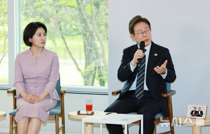 [서울=뉴시스] 고범준 기자 = 이재명 대통령이 30일 서울 용산 대통령실 파인그라스에서 열린 문화예술계 수상자 간담회에서 발언하고 있다. 2025.06.30. bjko@newsis.com