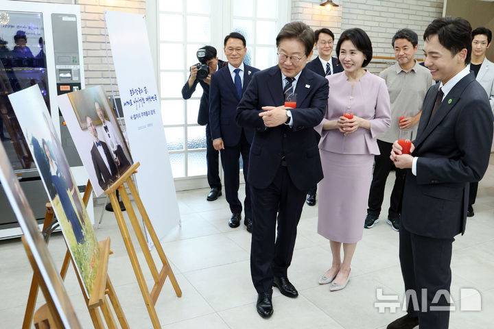 [서울=뉴시스] 고범준 기자 = 이재명 대통령과 부인 김혜경 여사가 30일 서울 용산 대통령실 파인그라스에서 열린 문화예술계 수상자 간담회에서 참석자의 활약상을 담은 사진을 보고 있다. 2025.06.30. bjko@newsis.com