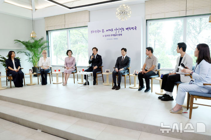 [서울=뉴시스] 고범준 기자 = 이재명 대통령이 30일 서울 용산 대통령실 파인그라스에서 열린 문화예술계 수상자 간담회에서 발언하고 있다. 2025.06.30. bjko@newsis.com