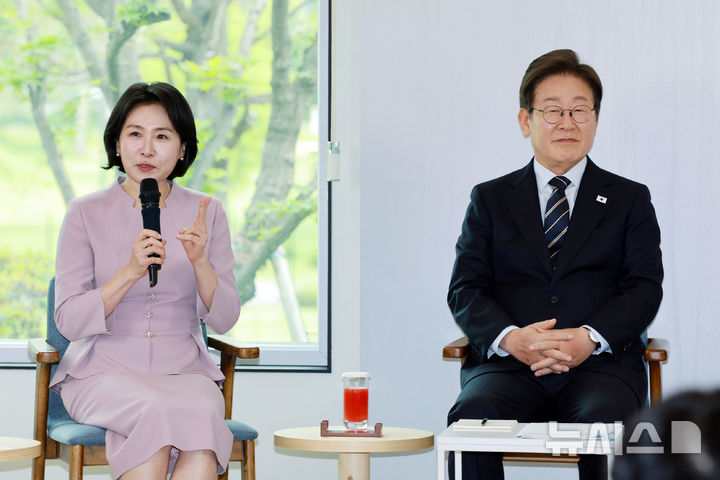 [서울=뉴시스] 고범준 기자 = 이재명 대통령 부인 김혜경 여사가 30일 서울 용산 대통령실 파인그라스에서 열린 문화예술계 수상자 간담회에서 발언하고 있다. 2025.06.30. bjko@newsis.com