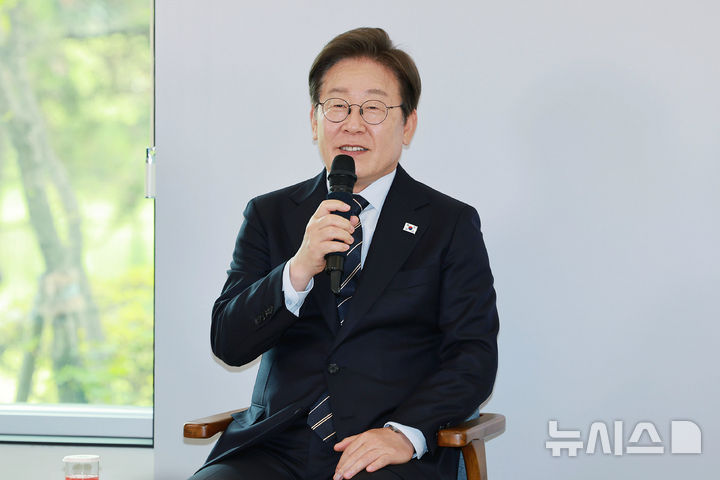 [서울=뉴시스] 고범준 기자 = 이재명 대통령이 30일 서울 용산 대통령실 파인그라스에서 열린 문화예술계 수상자 간담회에서 발언하고 있다. 2025.06.30. bjko@newsis.com