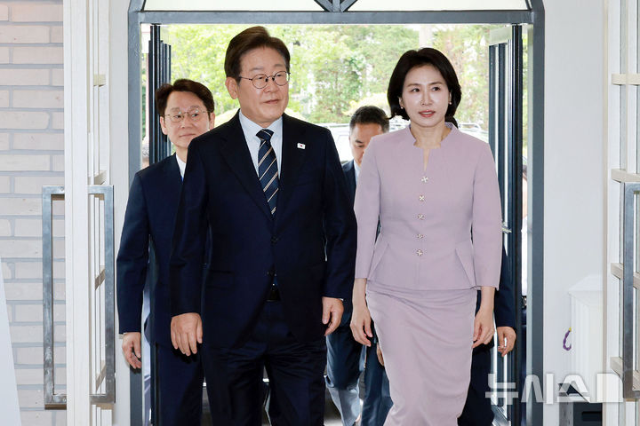 [서울=뉴시스] 고범준 기자 = 이재명 대통령과 부인 김혜경 여사가 30일 서울 용산 대통령실 파인그라스에서 열린 문화예술계 수상자 간담회에 입장하고 있다. 2025.06.30. bjko@newsis.com