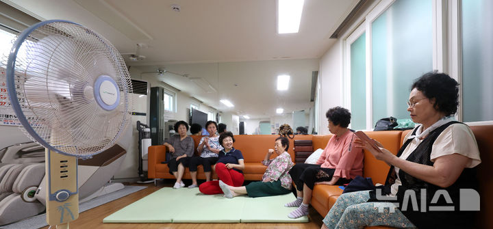 [서울=뉴시스] 김선웅 기자 = 서울 시내의 한 무더위쉼터에서 어르신들이 더위를 피하고 있다. 2025.06.30. mangusta@newsis.com