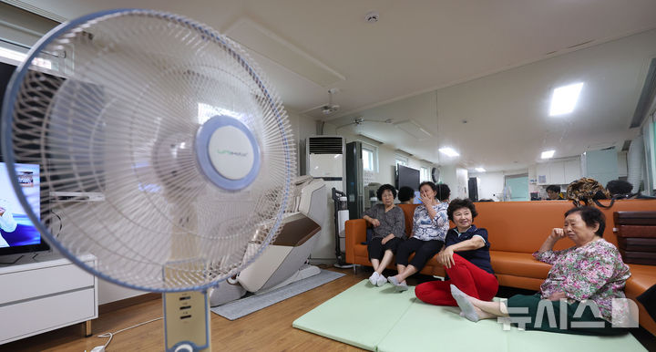 [서울=뉴시스] 김선웅 기자 = 지난달 30일 오후 서울 시내의 한 무더위쉼터에서 어르신들이 더위를 피하고 있다. 2025.06.30. mangusta@newsis.com