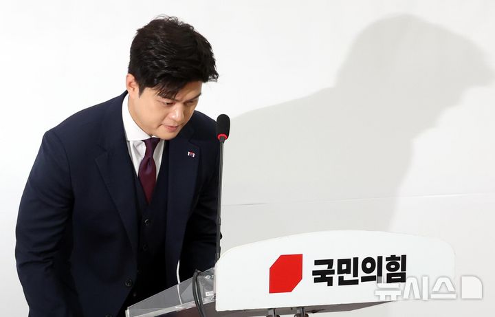 [서울=뉴시스] 조성봉 기자= 김용태 국민의힘 비상대책위원장이 30일 오전 서울 여의도 국회에서 열린 퇴임 기자회견에서 고개숙여 인사를 하고 있다.&nbsp; 2025.06.30. suncho21@newsis.com