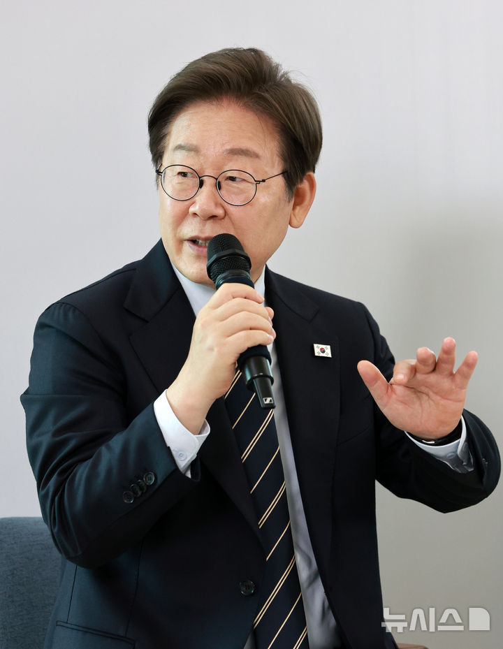 [서울=뉴시스] 고범준 기자 = 이재명 대통령이 30일 서울 용산 대통령실 파인그라스에서 열린 문화예술계 수상자 간담회에서 발언하고 있다. 2025.06.30. bjko@newsis.com