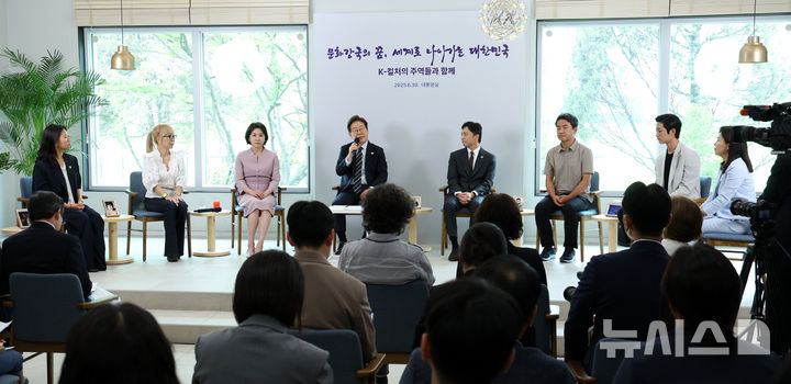 [서울=뉴시스] 고범준 기자 = 이재명 대통령이 30일 서울 용산 대통령실 파인그라스에서 열린 문화예술계 수상자 간담회에서 발언하고 있다. 2025.06.30. bjko@newsis.com