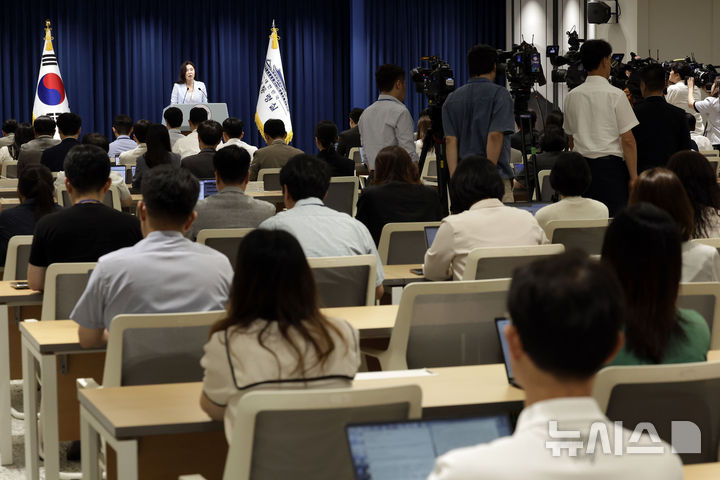 [서울=뉴시스] 최동준 기자 = 강유정 대변인이 30일 서울 용산구 대통령실 청사에서 문화예술인 간담회 및 취임 30일 기자회견 관련 브리핑을 하고 있다. 2025.06.30. photocdj@newsis.com
