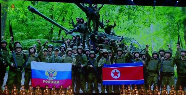 [서울=뉴시스] 북한 조선중앙TV는 30일, 김정은 북한 국무위원장이 방북한 올가 류비모바 러시아 문화장관을 접견하고 예술공연을 관람했다고 보도했다. 예술인 공연 중 무대 배경화면에 러시아 파병 북한군의 모습이 공개됐다. (사진=조선중앙TV 캡쳐). 2025.06.30. photo@newsis.com *재판매 및 DB 금지