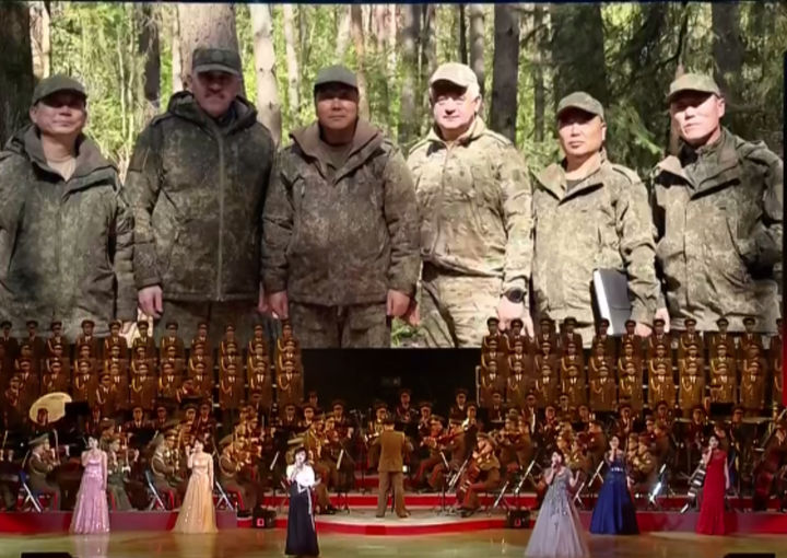 [서울=뉴시스] 북한 조선중앙TV는 지난달 30일 김정은 북한 국무위원장이 올가 류비모바 러시아 문화장관을 접견하고 예술 공연을 관람했다고 보도했다. 무대 배경 화면에 러시아 파병 북한군 모습이 공개됐다. CNN에 따르면 우크라이나는 북한이 최대 3만명을 추가 파병할 것으로 보고 있다. (사진=조선중앙TV 갈무리. 2025.07.03. photo@newsis.com *재판매 및 DB 금지