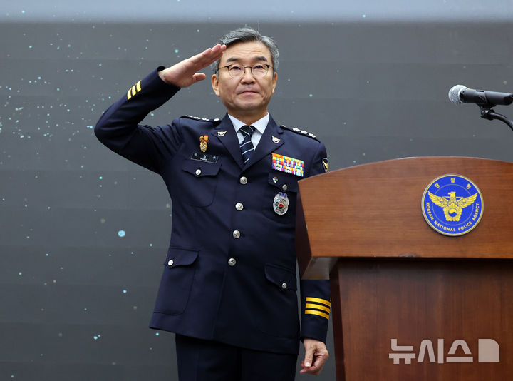 [서울=뉴시스] 최진석 기자 = 박성주 신임 경찰청 국가수사본부장이 30일 서울 서대문구 경찰청에서 열린 국가수사본부장 취임식에서 취임사를 마친 뒤 거수경례하고 있다. 2025.06.30. myjs@newsis.com