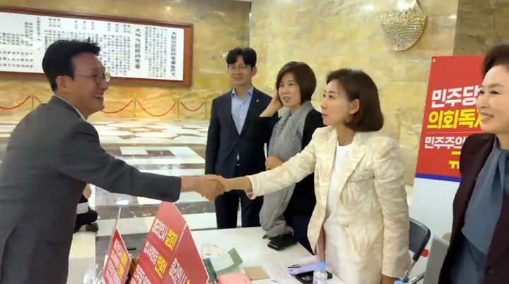 [서울=뉴시스] 조성봉 기자= 김민석(왼쪽) 국무총리 후보자가 30일 오후 서울 여의도 국회 로텐더홀에서 철야 농성 중인 나경원 국민의힘 의원과 악수를 하고 있다. 오른쪽부터 김민전 의원. 나 의원, 김미애 의원, 박충권 의원. (사진=독자 제공) 2025.06.30. photo@newsis.com *재판매 및 DB 금지