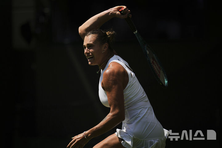 [런던=AP/뉴시스] 아리나 사발렌카(1위·벨라루스)가 지난달 30일(현지 시간) 영국 런던 올잉글랜드 클럽에서 열린 2025 윔블던 테니스 대회 여자 단식 1회전에서 카슨 브랜스틴(194위·캐나다)과 경기하고 있다. 사발렌카가 2-0(6-1 7-5)으로 승리하고 2회전에 올랐다. 2025.07.01.