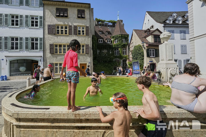 [바젤=AP/뉴시스] 지난달 30일(현지 시간) 폭염이 이어지는 스위스 바젤 도심에서 청소년들이 분수대에서 물놀이로 더위를 식히고 있다. 2025.07.01.