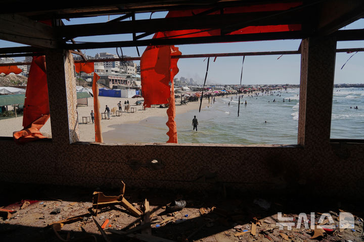 [가자시티=AP/뉴시스] 4일(현지 시간) AP통신, CNN에 따르면 하마스는 도널드 트럼프 미국 대통령이 제안한 휴전안과 관련 "긍정적 답변을 전달했다"면서 "즉시 실행을 위한 협상을 시작할 준비가 되어 있다"고 밝혔다. 사진은 가자지구 가자시티 해안의 한 카페가 30일(현지 시간) 이스라엘군 공습으로 파괴돼 있다. 2025.07.05.