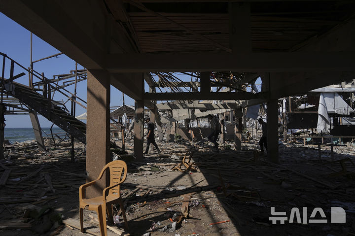 [가자시티=AP/뉴시스] 30일(현지 시간) 이스라엘군 공습을 받은 가자지구 가자시티 한 카페 모습. 2025.07.01.