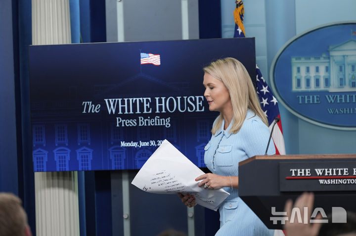 [워싱턴=AP/뉴시스]캐롤라인 레빗 백악관 대변인이 30일(현지 시간) 정례브리핑을 마치고 백악관 브리핑룸을 떠나고 있다. 2025.07.01.