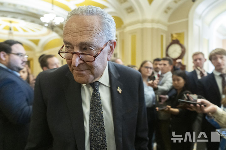 [AP/뉴시스] 47명의 민주당 상원 원내대표 척 슈머 의원이 상원 회당 밖에서 기자들에게 말하고 있다 