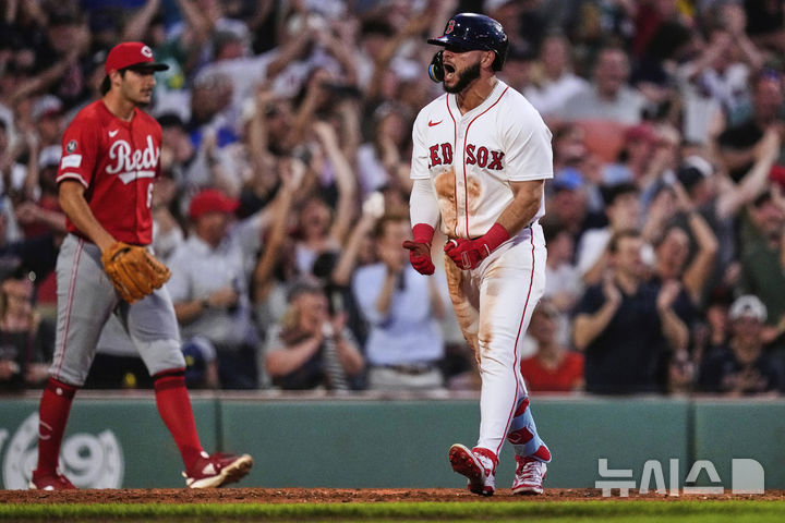 [보스턴=AP/뉴시스] 미국 메이저리그(MLB) 보스턴 레드삭의 외야수 윌리어 아브레우가 1일(한국 시간) 5회말 선두타자로 나서 그라운드 홈런을 친 뒤 포효하고 있다. 2025.07.01.
