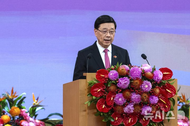 [홍콩=AP/뉴시스] ﻿﻿유럽연합(EU)과 짐 리시 미국 상원 외교위원장이 홍콩국가보안법 시행 5주년을 맞아 홍콩의 자유가 위축됐다고 비판한 가운데, 중국 당국이 이를 강하게 반박하고 나섰다. 사진은 존 리 홍콩 행정장관이 1일 홍콩 반환 28주년 기념식에서 연설하는 모습. 2025.07.02