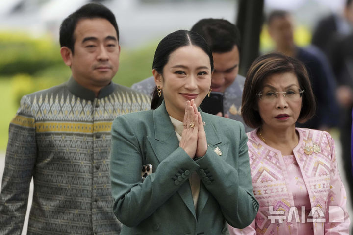 [방콕=AP/뉴시스] 패통탄 친나왓 태국 총리가 지난 1일(현지 시간) 국무회의 참석을 위해 방콕 정부 청사에 도착하면서 인사하고 있다. 태국 헌법재판소는 훈 센 캄보디아 상원의장과 통화에서 자국군 사령관을 험담한 패통탄 총리에 대한 해임 심판 청원을 받아들여 총리 직무를 정지시켰다. 2025.07.24.