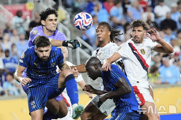 [올랜도=AP/뉴시스] 사우디아라비아 프로축구 프로페셔널리그 알힐랄의 야신 부누. 2025.06.30.