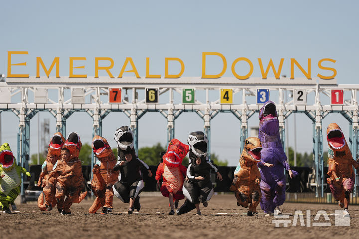 <font style="vertical-align: inherit;"><font style="vertical-align: inherit;">[오번=AP/뉴시스] 지난달 29일(현지 시간) 미국 워싱턴주 오번의 경마장 에메랄드 다운스에서 열린 '티렉스 세계 챔피언십 레이스'에 참가한 어린이들이 결승선을 향해 달리고 있다. 2025.07.01.</font></font>