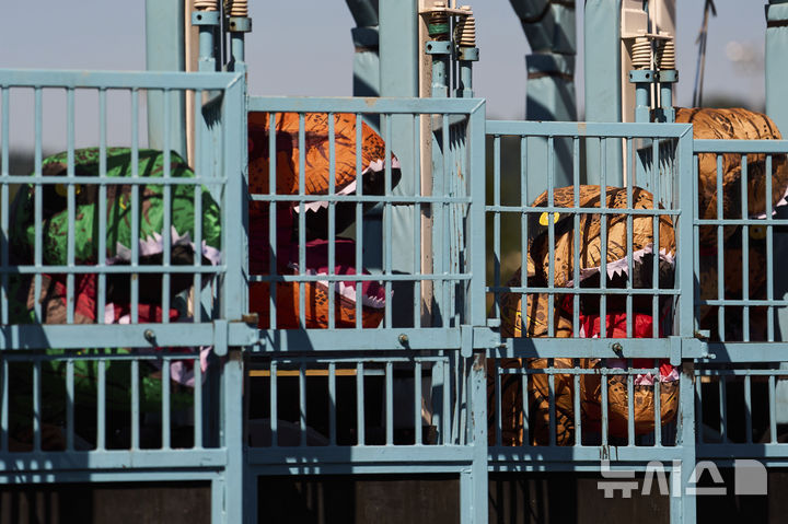 [오번=AP/뉴시스] 지난달 29일(현지 시간) 미국 워싱턴주 오번의 경마장 에메랄드 다운스에서 열린 '티렉스 세계 챔피언십 레이스'에서 참가자들이 출발 신호를 기다리고 있다. 2025.07.01.