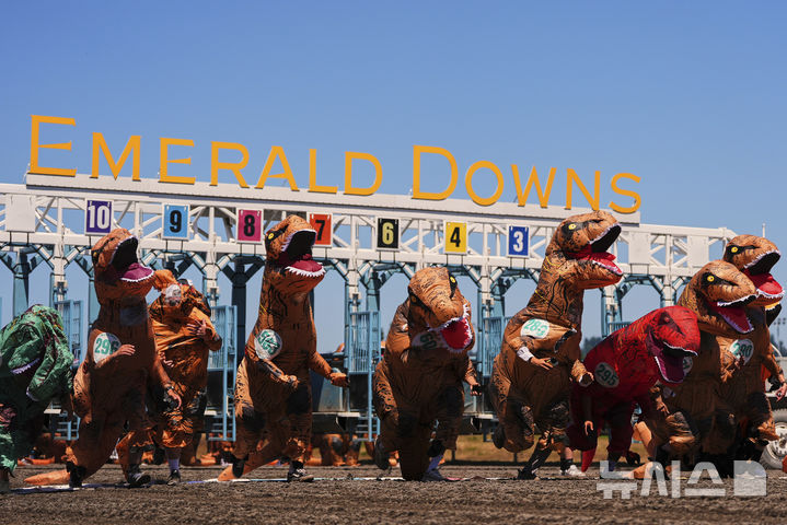 [오번=AP/뉴시스] 지난달 29일(현지 시간) 미국 워싱턴주 오번의 경마장 에메랄드 다운스에서 열린 '티렉스 세계 챔피언십 레이스' 예선전에서 참가자들이 결승선을 향해 달리고 있다. 2025.07.01.<font style="vertical-align: inherit;"><font style="vertical-align: inherit;"></font></font>