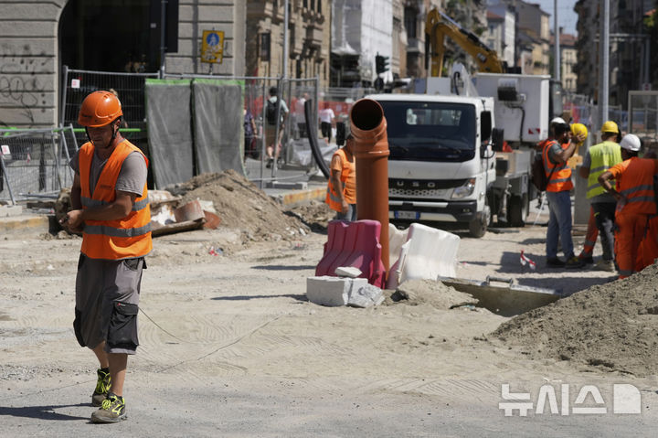[AP/뉴시스] 1일 이탈리아 밀라노의 도로 포장 공사장